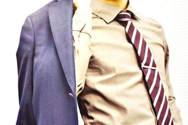 スーツ＆ネクタイの男性